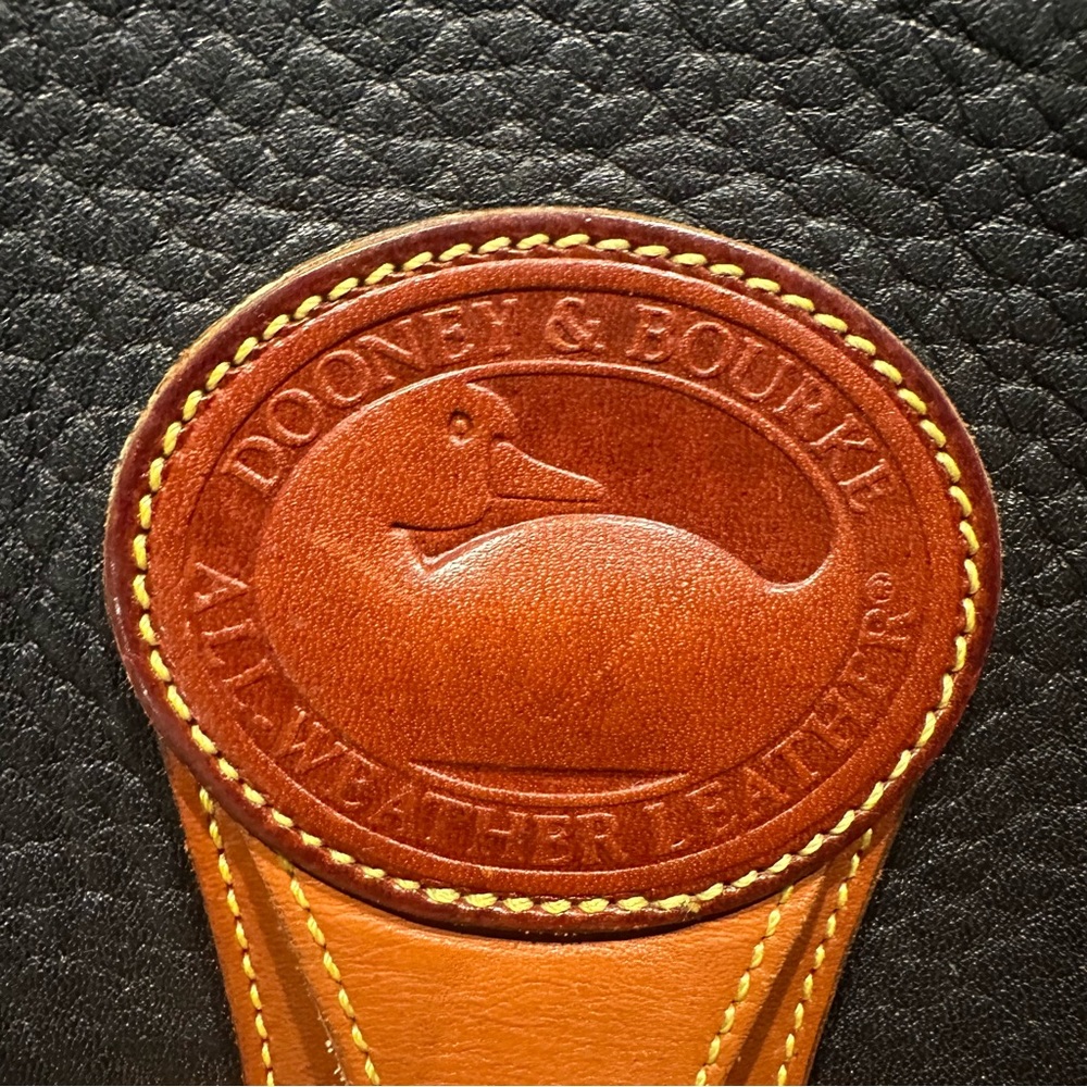 Beautiful Dooney and Bourke Vintage Black Essex Purse - Picture 2 of 16